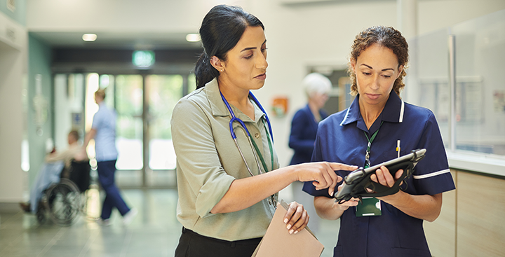 Nurse Administrator discusses a patient with a nurse